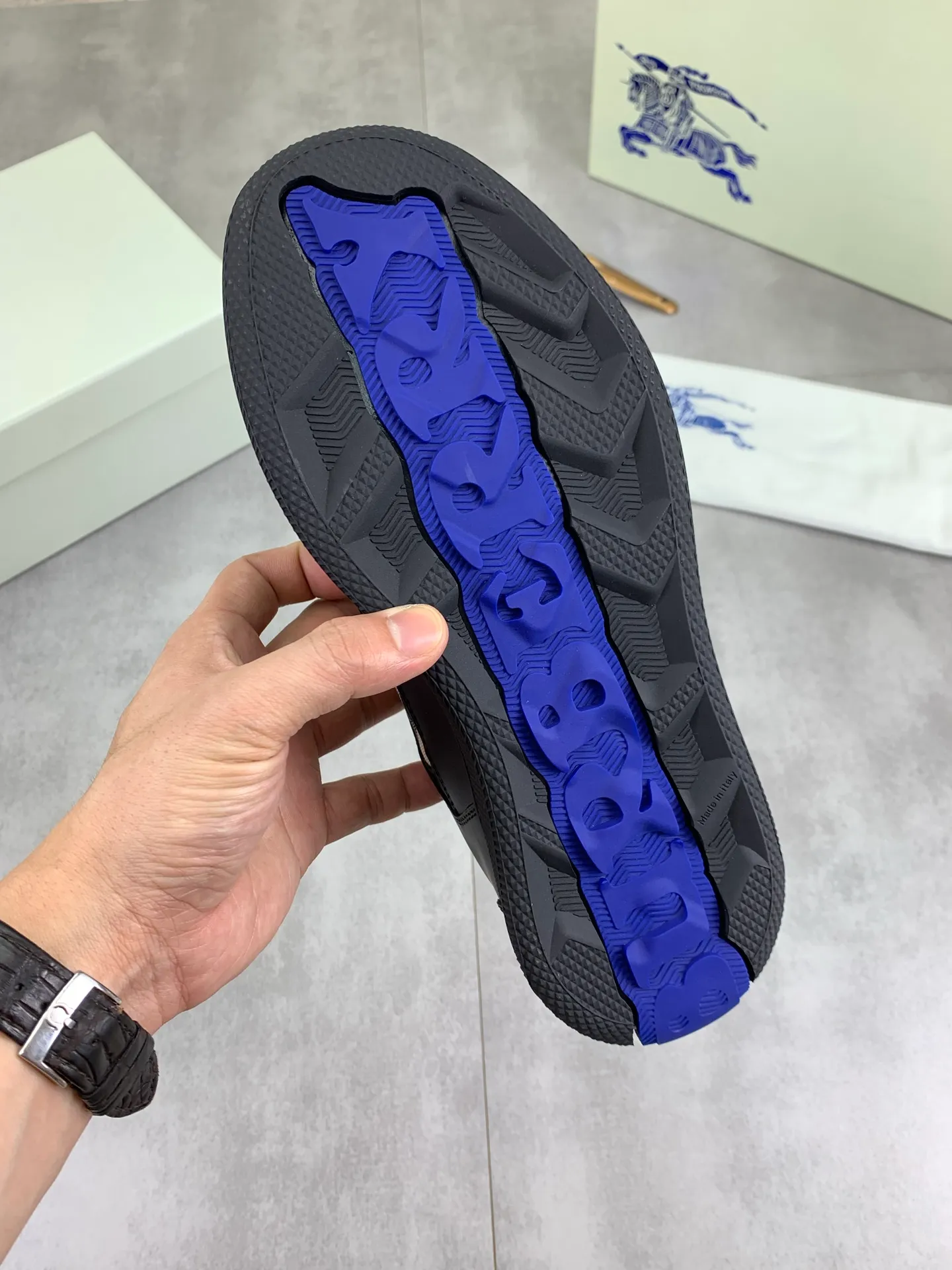 Factory price P640 [BURBERRY] Burberry - High-end quality original order (couples 🧑‍🤝‍🧑 style) - Upper: imported 🔝 original material - Lining: cowhide lining, feet; water-dyed cowhide - Outsole: ultra-light TPR rubber; two-color molded outsole - Super high quality control, fine workmanship: highlighted (high-end, extravagance, grade) -Size: 35-46 (male 38 46 Female 35 40 can be customized)·Color: Multiple colors available